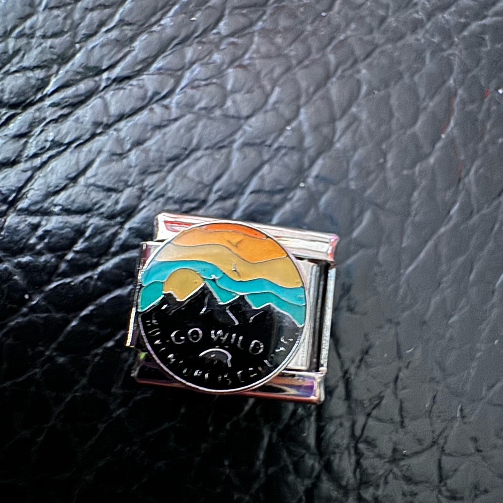 Go wild mountain escape Italian charm link